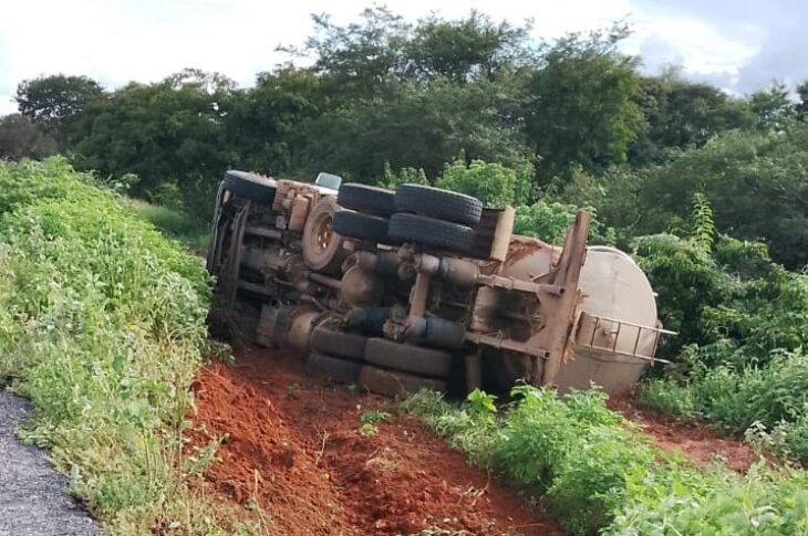 Caminhão carregado com leite tomba. Foto: rede social