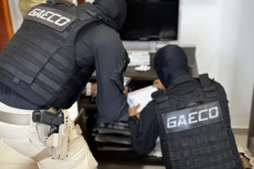 Foto do cumrpimento de mandado de busca e apreensão — Foto: Divulgação/PF