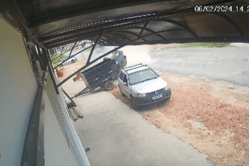 Carro capota em Guanambi. Smtran