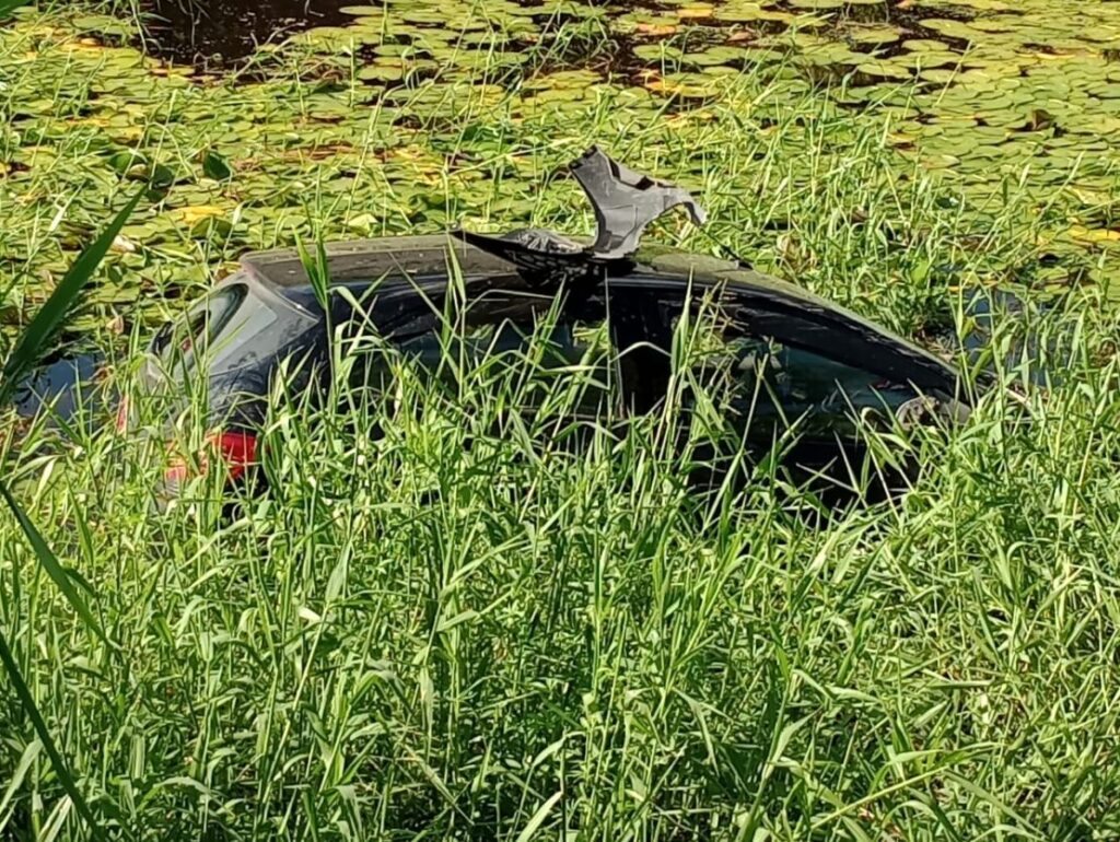 Carro cai em lagoa em Guanambi. Foto: Smtran
