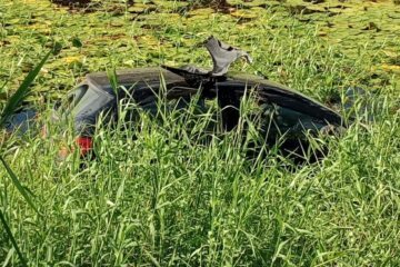 Carro cai em lagoa em Guanambi. Foto: Smtran