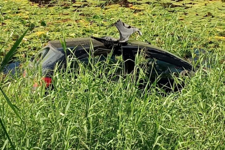 Carro cai em lagoa em Guanambi. Foto: Smtran