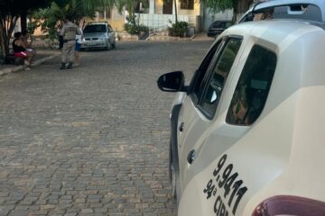 Policiais ouvindo os moradores. Foto: Polícia Militar