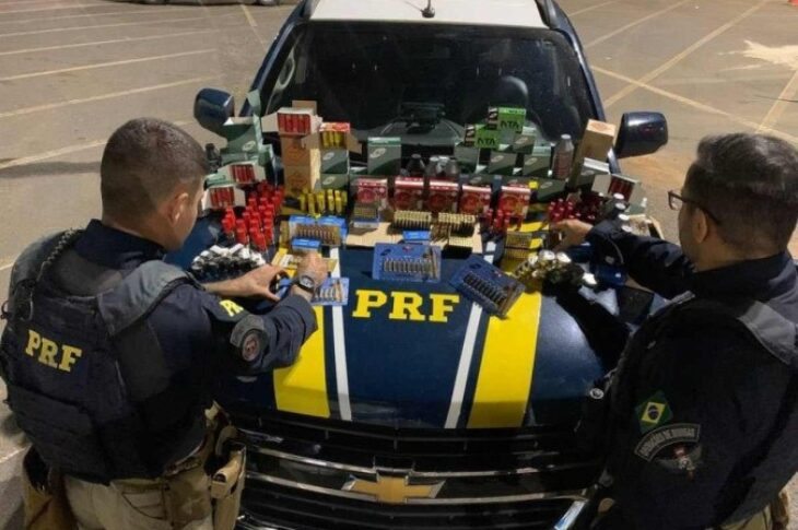 A carga não identificada foi apreendida na BR-060, Recanto das Emas - (crédito: Comunicação Social da PRF/ Divulgação)