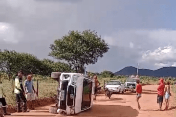 Carro capota na zona rural de Guanambi. Foto: Smtran