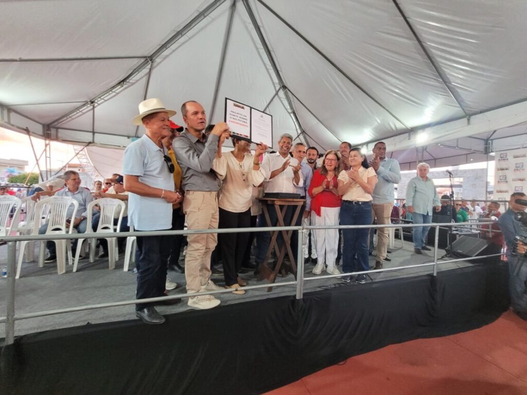 Comitiva recebendo obras