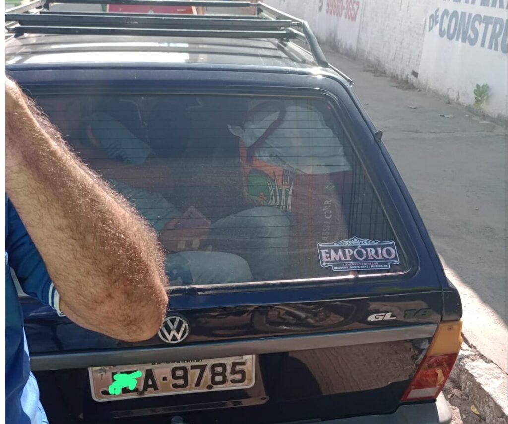 Veículo flagrado em Guanambi, com passageiro no compartimento de carga. Foto: SMTRan