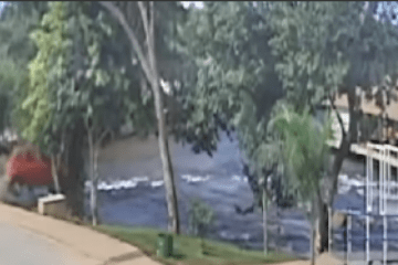 Veículo caindo no rio. Foto: reprodução Notícias da Lapa