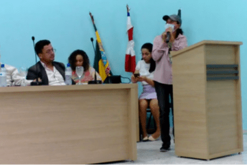 Coordenadora usando a Tribuna da Câmara