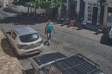 Homem furtando o carro. Foto: divulgação