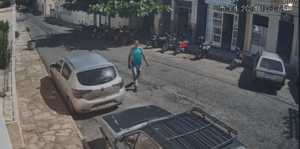 Homem furtando o carro. Foto: divulgação