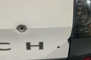 Veículo atingido por disparos. Foto: Enviada ao Folha do Vale