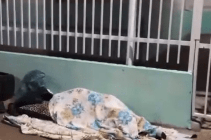 Paciente dormindo na fila