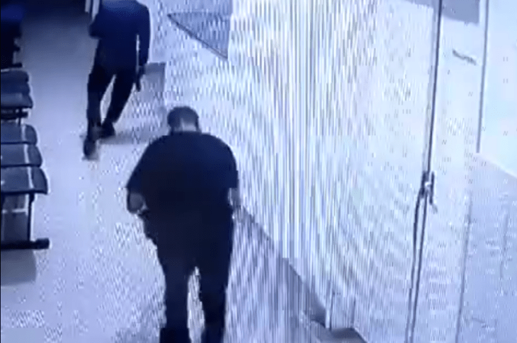 Dupla invadindo hospital