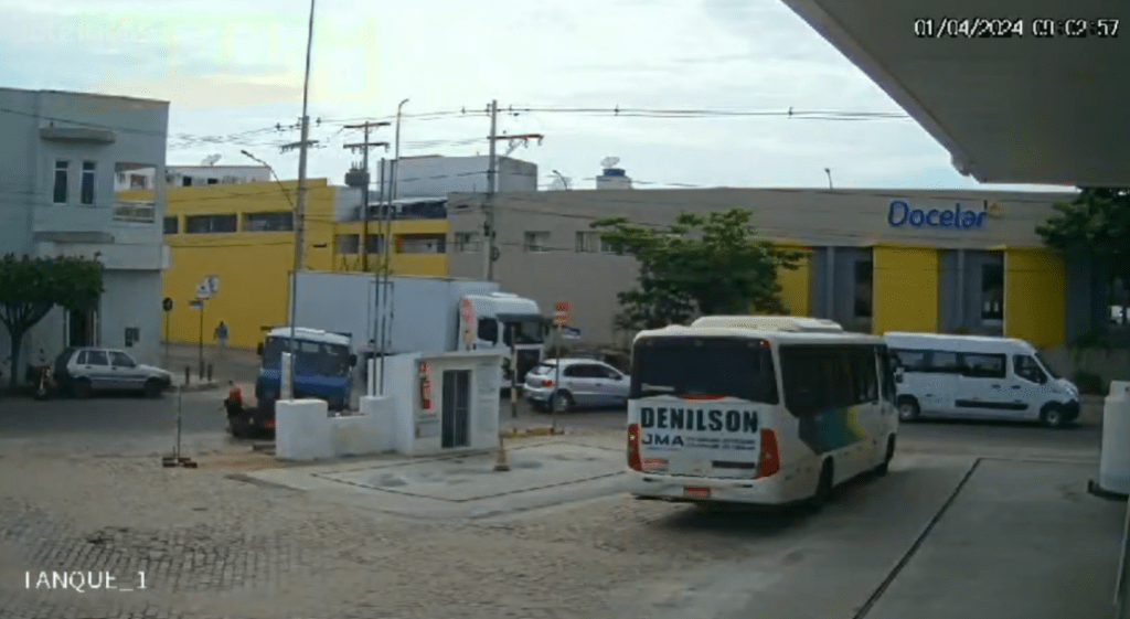 Caminhão atingido motociclista. Foto: reprodução SMTran