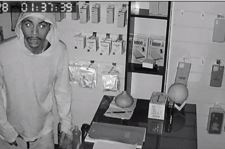 Suspeito no interior da loja. Foto: reprodução