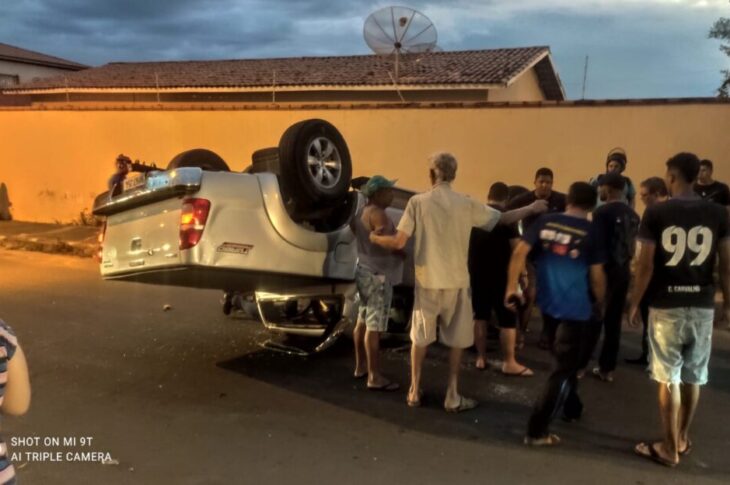 Caminhonete capotou. Foto: Smtran