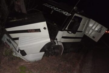 Carreta tomba na BR-030. Foto: Smtran