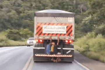 Dupla flagrada viajando na traseira de carreta. Foto: reprodução Gazeta 5