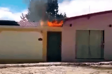 Casa em chamas. Foto: enviada ao Folha do Vale