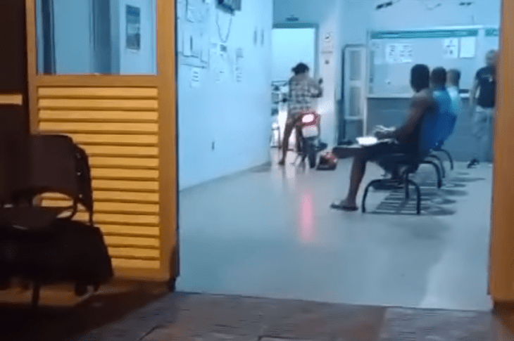 Mulher invade UPA. Foto: reprodução