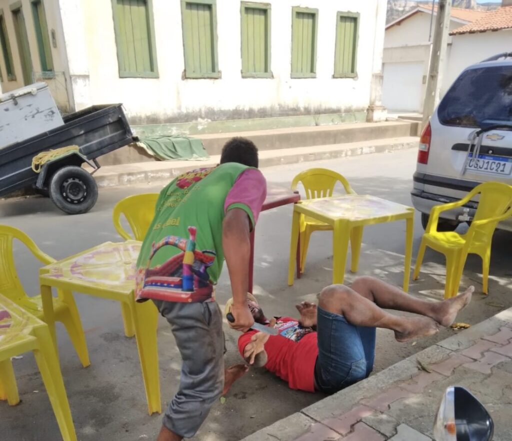 Homem sendo agredido