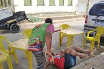 Homem sendo agredido