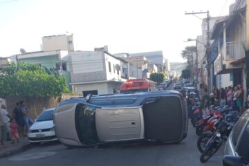 Carro capota em Caetité. Foto: Polícia Militar