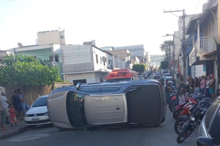 Carro capota em Caetité. Foto: Polícia Militar
