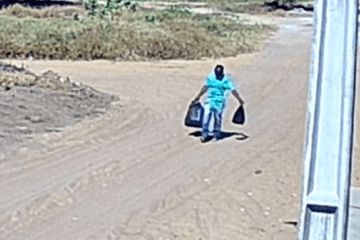 Suspeito levando objetos