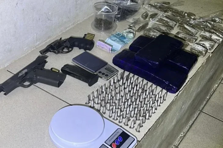 Material apreendido com o suspeito. Foto: Polícia Militar