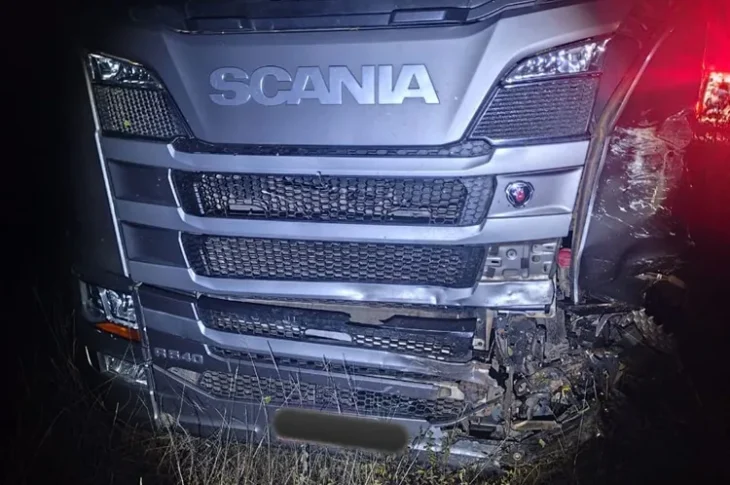 Caminhão envolvido no acidente. Foto: Achei Sudoeste