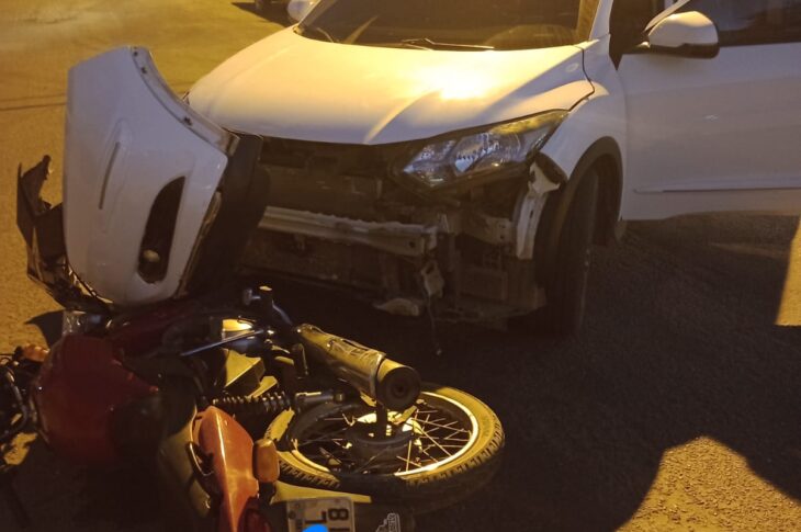 Acidente entre carro e moto. Foto: Smtran