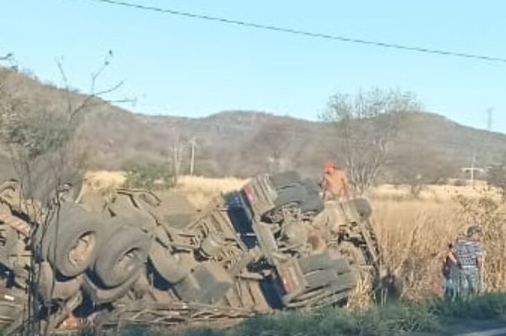 Carreta tombada na BR-430. Foto: rede social