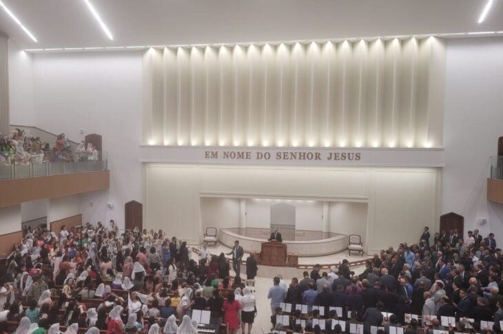 Salvador presidindo o ato