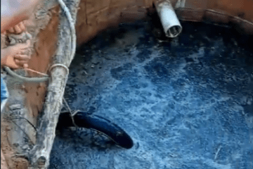 Fossa com a moto dentro. Foto: rede social