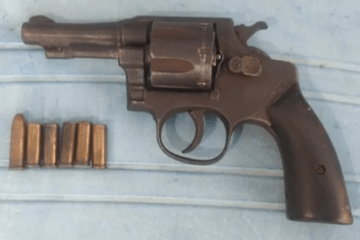 Arma apreendida com o suspeito. Foto: Cipe Sudoeste