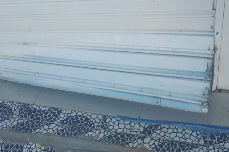 Portão arrombado. Foto: divulgação