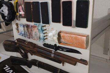Arma e drogas apreendidas. Foto: Polícia Militar
