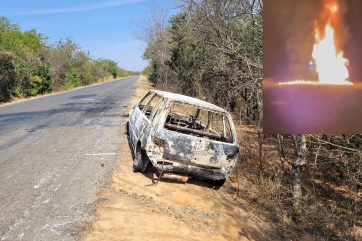 Carro consumido por fogo.