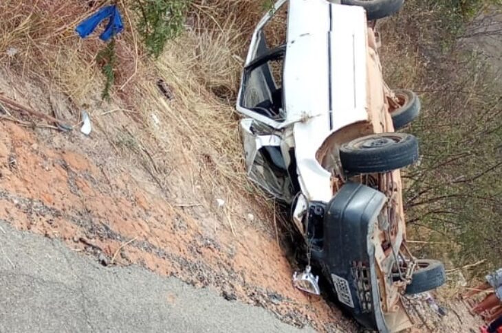 Carro capota na BA-156. Foto: Polícia Militar
