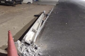 Poste derrubado por trio. Foto: SMTRan