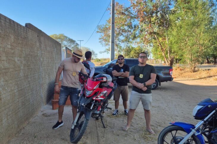 Homem preso com moto suspeita de adulteração. Foto: Polícia Civil