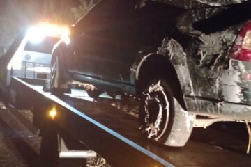 Carro sendo removido. Foto: Smtran