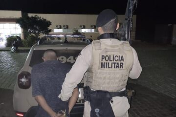 Suspeito sendo conduzido. Foto: Polícia Militar