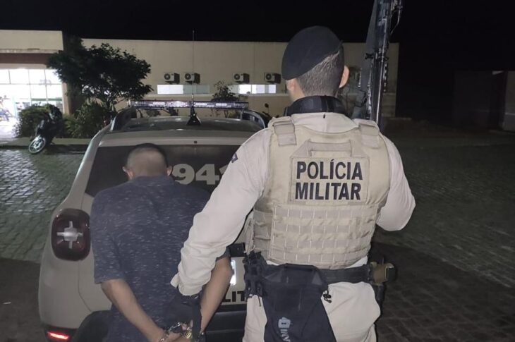 Suspeito sendo conduzido. Foto: Polícia Militar