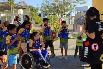 Crianças participando de palestra educativa. Foto: SMtran