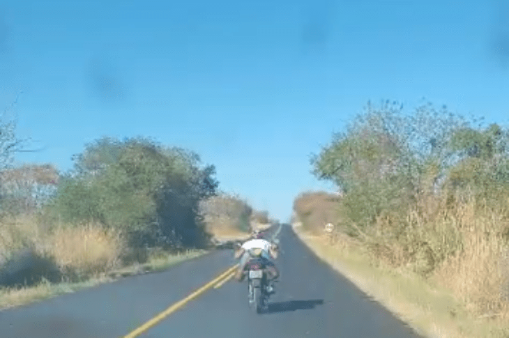 Motociclista deitado