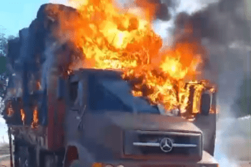 Caminhão sendo consumido pelo fogo. Foto: rede social