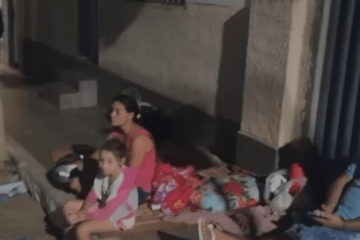 Mães nas filas com crianças para marcar exames. Foto: Vereadora Joana